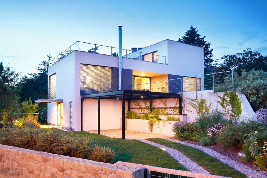 Maison moderne en crépi blanc avec un toit plat isolé