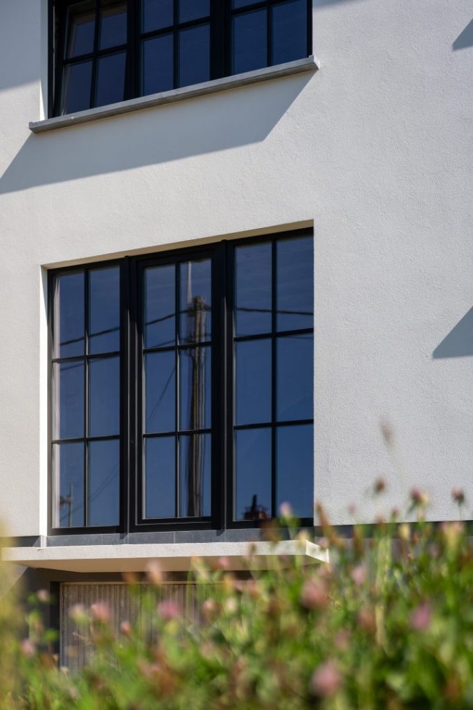 La fenêtre d'une maison avec une pose de châssis performants sur mesure