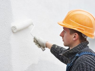 Ouvrier peinture crépi façade