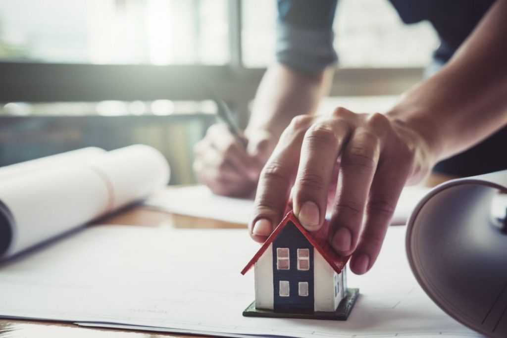 Architecte créant les plans d'une maison avec un label PEB A en Wallonie